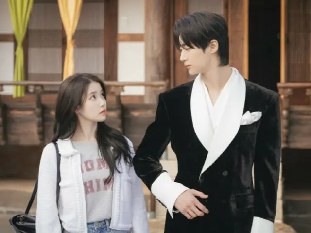 ไอยูและบยอนอูซอก เผยภาพคู่กันใน "The 21st Century Empress"... ประกาศเคมีที่ไม่เคยมีมาก่อนของพวกเขา