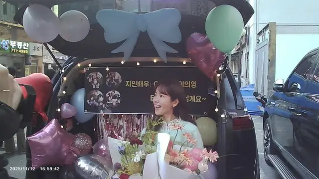 女優ハン・ジミン、まるでティンカーベルみたいにキュート…撮影終了後のサプライズに“幸せいっぱい”2