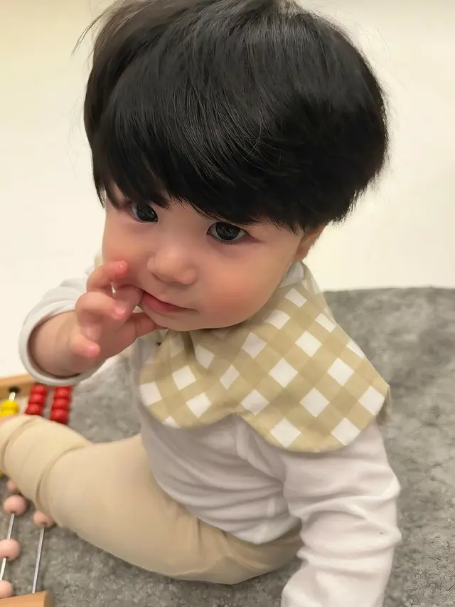 シム・ヒョンタク＆サヤさん夫妻の息子、ライオンヘアをカット…さらに際立つ“人形のような美貌”