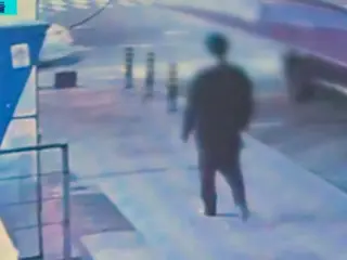 “เดินเท้าเปล่าพร้อมอาวุธสังหาร”... ภาพชายวัย 20 กว่าปี หลบหนีหลังจากฆ่าแม่ตัวเอง (เกาหลีใต้)