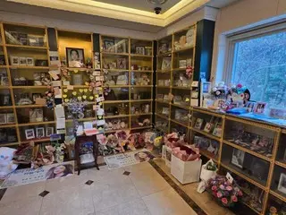 ในวันครบรอบ 6 ปีการเสียชีวิตของคูฮารา (KARA) พี่ชายของเธอได้แสดงความขอบคุณโดยกล่าวว่า "ถ้ามีคนที่จำฉันได้..." ...และคดีความเกี่ยวกับการแบ่งทรัพย์สินกับแม่ของเธอก็กลายเป็นประเด็นร้อนเช่นกัน