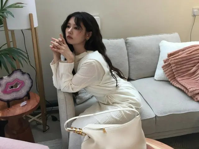 หน้าโซมินเล็กกว่ามืออีก... เธอมีท่าทีเหมือน "คนดังความงามในชีวิตจริง"