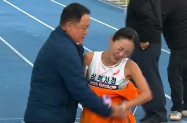 「マラソン身体接触」で物議を醸した監督、資格停止に…「職権乱用・勤務怠慢」＝韓国