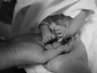 อีมินวู สมาชิกวงชินฮวา ที่เพิ่งได้เป็นคุณพ่อ รู้สึกซาบซึ้งใจกับเท้าเล็กๆ ของลูกสาว... "ปาฏิหาริย์เล็กๆ"