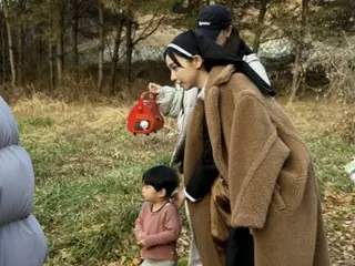 แม้แต่แผ่นประคบร้อนของเธอเอง... เรื่องราวสุดซึ้งในกองถ่ายของ "คุณแม่คาริน่า" ของบยอน อูซอก กำลังเป็นที่พูดถึงอย่างมากใน "aespa"