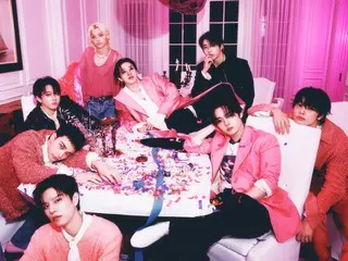 เพลง "Stray Kids" และ "DO IT" ติดอันดับชาร์ตหลักของ Billboard สหรัฐอเมริกาติดต่อกันสามสัปดาห์