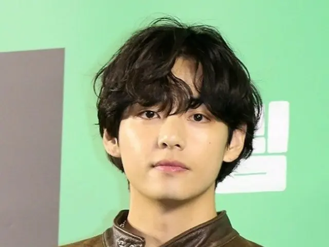 สถานที่สำคัญหลายแห่งในกรุงโซลกำลังร่วมฉลองวันเกิดของวี สมาชิกวง BTS... ตั้งแต่ประติมากรรมขนาดยักษ์ริมแม่น้ำฮัน ไปจนถึงป้ายโฆษณาขนาดใหญ่ทั่วเมือง