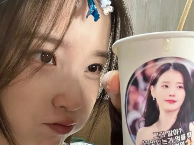 IU ตื่นเต้นสุดๆ กับของขวัญจากคัง ฮันนา... "น้องสุดน่ารักกิตติมศักดิ์ของเจ้าหญิงลักยิ้ม"