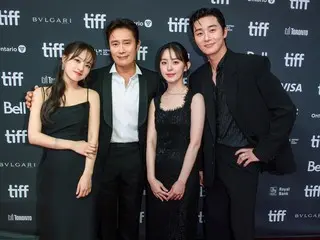 ``Concrete Utopia'' นำแสดงโดย Lee Byung Hun และ Park Seo Jun ได้รับการยกย่องจากสื่อต่างประเทศว่าเป็น ``ผลงานที่จะกลายเป็นผลงานชิ้นเอกของเกาหลีควบคู่ไปกับ ``Parasite''''