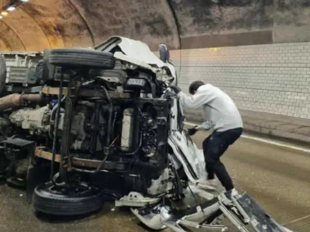 トンネルで横転した1tトラック...窓ガラスをはがして運転者を救出した消防士＝韓国