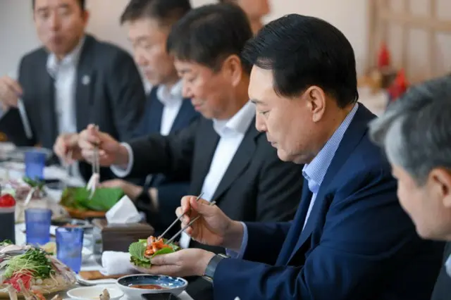 尹大統領、スリナム氏と初の首脳会談…貿易・農業協力拡大へ＝韓国