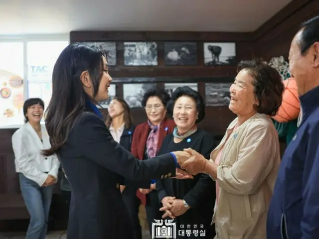 韓国大統領夫人が「海岸浄化活動」…海女たちにも会う＝済州