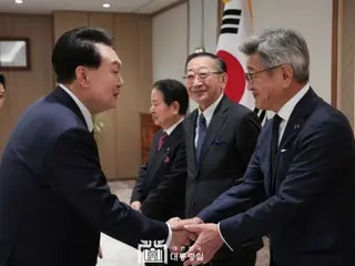 ประธานยูนพบปะกับตัวแทนสมาคมมิตรภาพญี่ปุ่น-เกาหลี และ สมาคมมิตรภาพเกาหลี-ญี่ปุ่น = เกาหลีใต้
