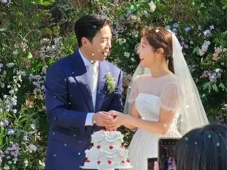 “คนที่แต่งงานคนแรกในกลุ่ม” “Girl’s Day” ซอจินและนักแสดงอีดงฮวามีงานแต่งงานกลางแจ้งเหมือนในหนัง...ยูราและมินะก็เฉลิมฉลองเช่นกัน