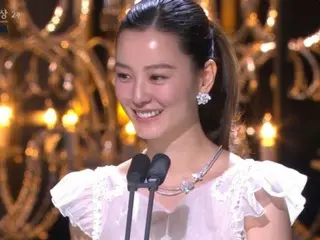 นักแสดงหญิงจอง ยูมิ คว้ารางวัลนักแสดงนำหญิงยอดเยี่ยมจากงาน Blue Dragon Film Awards จากภาพยนตร์เรื่อง "Sleeping"