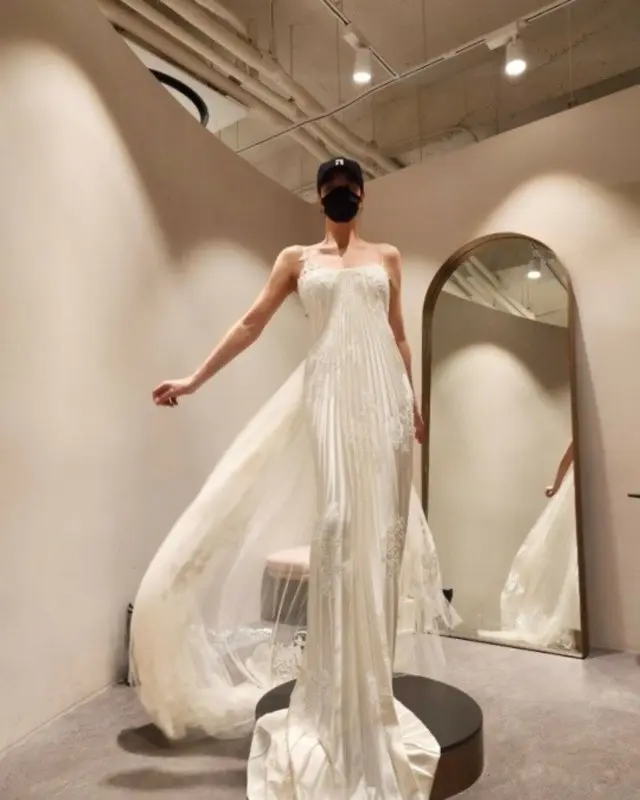キム・ヘスが青龍映画賞のドレスフィッティングの様子を公開した。
