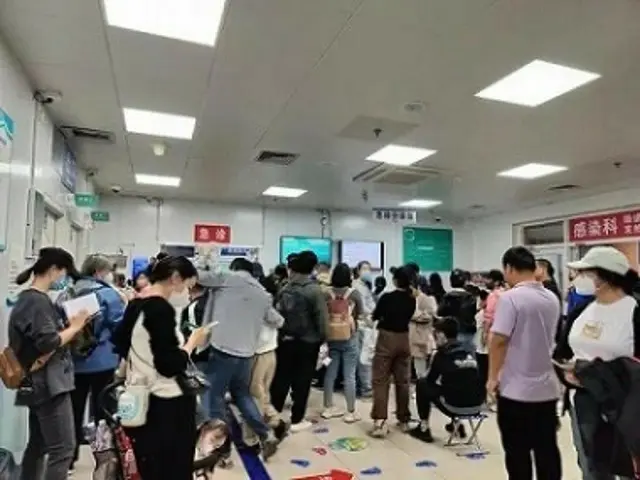 北京の病院に詰め掛けたマイコプラズマ肺炎患者たち