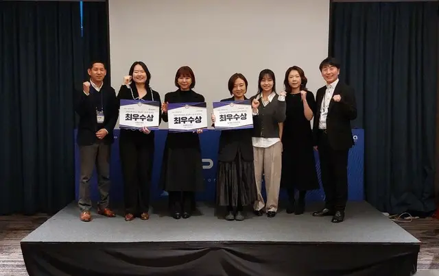 ソウル産業振興院のキム・ヒョヌ代表と映像ストーリー公募展の受賞者