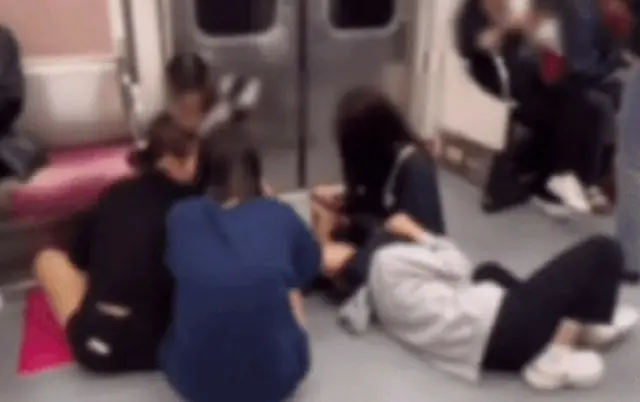 地下鉄内で寝転がりながら化粧「自撮りをする女子中学生」＝韓国ソウル市