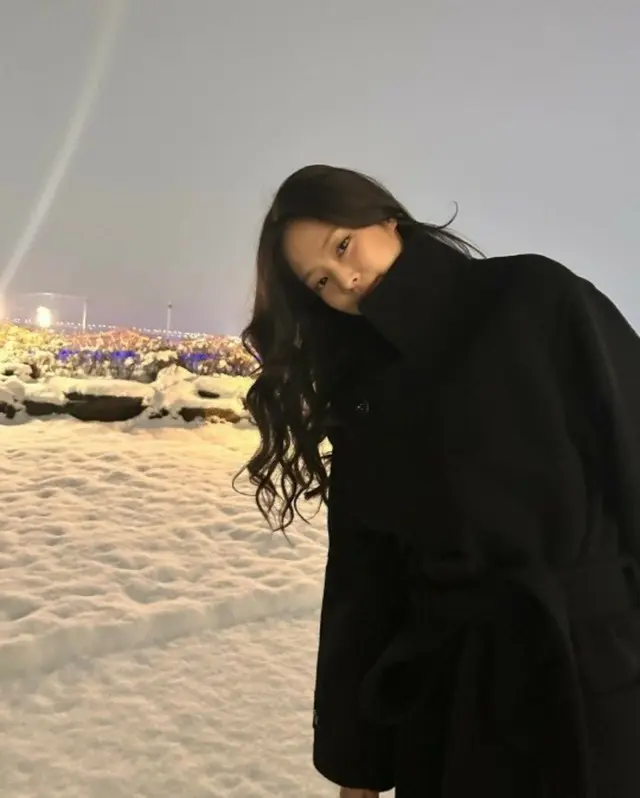 「BLACKPINK」JENNIE、 独歩的オーラで年末のあいさつ…「BYE 2023」