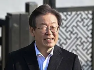 ผู้แทนพรรคประชาธิปัตย์เกาหลีและลี แจ-มยอง ซึ่งทั้งสองคนถูกทำร้าย มีบาดแผลขนาด 1 ซม. และกล่าวหาข้าราชการที่เขียนอีเมลฉบับนี้...สำนักนายกรัฐมนตรี ``ไม่เกี่ยวข้อง'' = เกาหลีใต้
