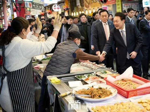 旧正月を前に市場を訪問「電気代が多くかかると聞いた...料金を割り引く」＝尹錫悦大統領