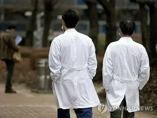 แพทย์ในการฝึกอบรมหารือถึงการดำเนินการร่วมกันเพื่อป้องกันการเพิ่มขีดความสามารถของโรงเรียนแพทย์ = เกาหลีใต้
