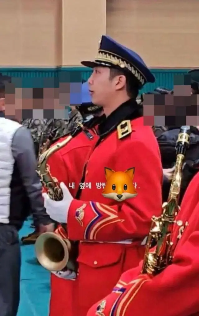 「BTS（防弾少年団）」RM、軍楽隊のユニフォームにサックスまで…りりしい近況を公開
