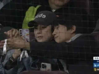 คู่รักจีซองและลีโบยังออกเดทดูเกมเปิด MLB ... อากาศ "lovey-dovey" ของพวกเขาถูกจับได้ในกล้องถ่ายทอดสด