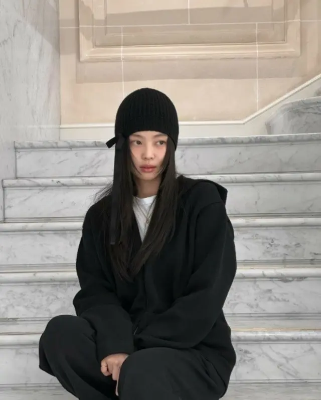 「BLACKPINK」のJENNIE、移動中にアイスクリームを食べる瞬間もキュートさ満開