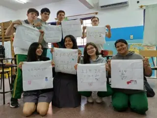 โรงเรียนมัธยมต้นและมัธยมปลายของปารากวัยยังใช้ภาษาเกาหลีเป็นภาษาต่างประเทศที่สองอีกด้วย
