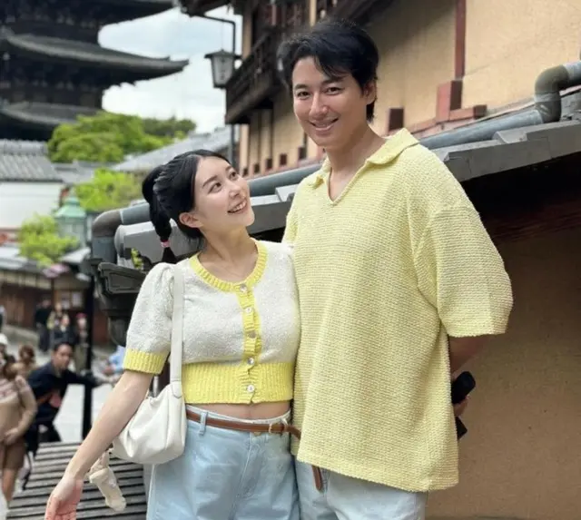 歌手イ・ジフンが日本人妻アヤネさんと日本へ胎教旅行に行き、写真を公開した。