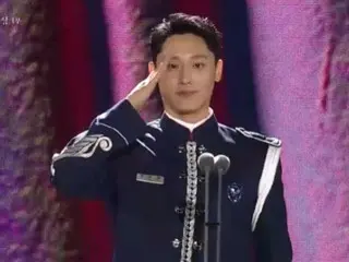 นักแสดงอีโดฮยอนที่กำลังเข้ากรมทหารอากาศ กล่าวถึงแฟนสาวคนปัจจุบันของเขาหลังจากได้รับรางวัลนักแสดงหน้าใหม่ชายในประเภทภาพยนตร์... “ขอบคุณนะ จียอง” = “รางวัล Baeksang Arts Awards”