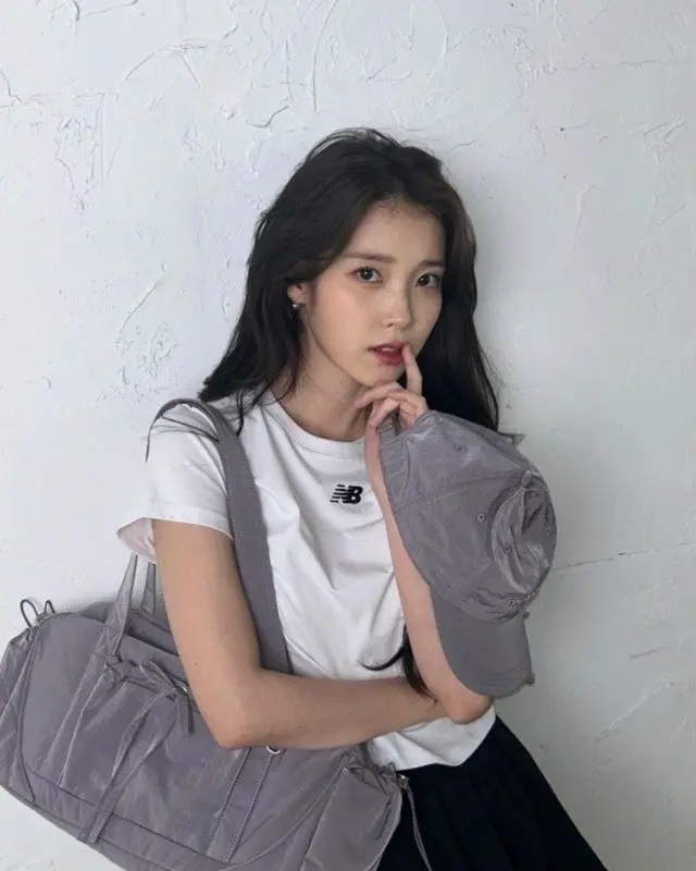 IU、頭が小さすぎ！小さな顔にぎっしり詰まった目鼻でスポーティーコーデを披露