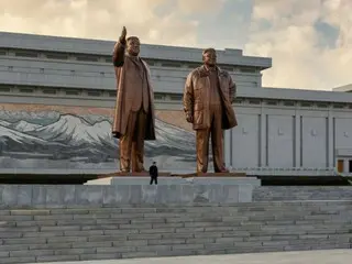 การบูชารูปเคารพของคิม จอง อิล แห่งเกาหลีเหนือยิ่งจริงจังมากขึ้นไปอีก โดยภาพเหมือนของเขาปรากฏอยู่ข้างๆ ปู่และพ่อของเขา