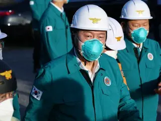 ประธานาธิบดียูนเยี่ยมชมจุดเพลิงไหม้ป้อมปราการฮวาซอง เพื่อตรวจสอบสถานการณ์ความเสียหาย = เกาหลีใต้