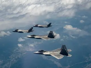 กองกำลังสหรัฐฯ และเกาหลีใต้เตือนเกาหลีเหนือผ่านการฝึกทางอากาศร่วมกัน...เครื่องบินรบ F22 ของสหรัฐฯ และ F35A ของกองทัพอากาศเกาหลีใต้ ปฏิบัติการ