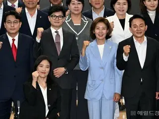 55% ของผู้สนับสนุนพรรครัฐบาลกล่าวว่า ``ฮันดงฮุนควรเป็นตัวแทนของพรรค'' - เกาหลีใต้