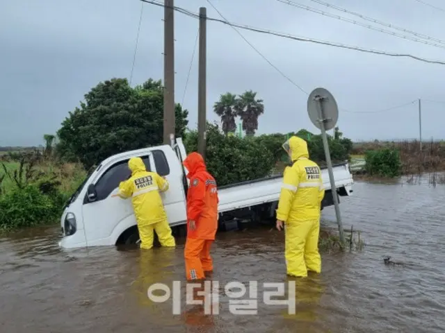 豪雨により車が浸水、一時間当たりの降水量歴代最多を記録＝韓国