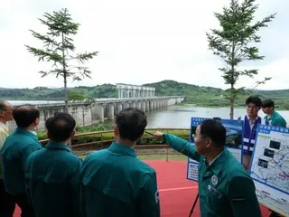 รัฐมนตรีรวมชาติเกาหลีใต้เยี่ยมชมแม่น้ำอิมจิน... ``ทางเหนือควรแจ้งให้ทราบล่วงหน้าเกี่ยวกับ ``การปล่อยเขื่อน'' ตามข้อตกลงระหว่างเกาหลี''