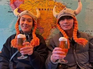 พัคซอจุนและชเวอูชิก สองช็อตสุดน่ารัก ถือหมวกไวกิ้งและเบียร์อยู่ในมือ