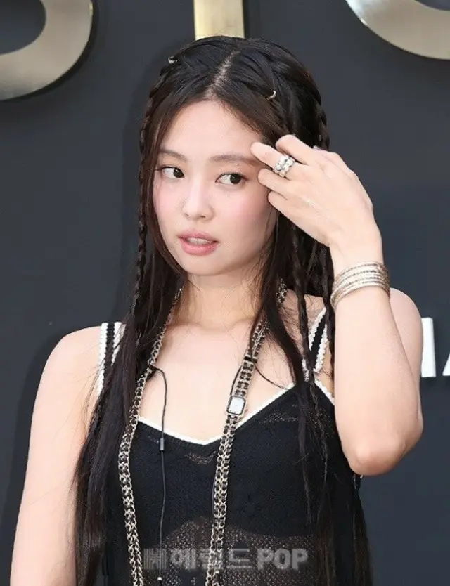 「BLACKPINK」JENNIEの室内喫煙、現場スタッフが証言？