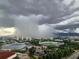 ``ดูเหมือนมีหลุมบนท้องฟ้า'' - ฝนตกหนักเพียงบางพื้นที่เท่านั้น... ภาพแปลกๆ ระบาด = เกาหลีใต้