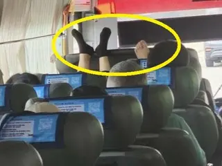 “ต่างชาติเห็นคงอาย”...คู่รักยกเท้าขึ้นนั่งคนขับบนรถลีมูซีนสนามบิน = เกาหลีใต้