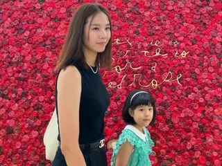 นักแสดงหญิงโชยุนฮีมีงานนิทรรศการกับโรอา ลูกสาวของเธอ ซึ่งมีหน้าตาเหมือนกับอีดงกอน