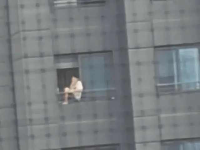 マンション20階の手すりでたばこを吸う男性が物議＝韓国