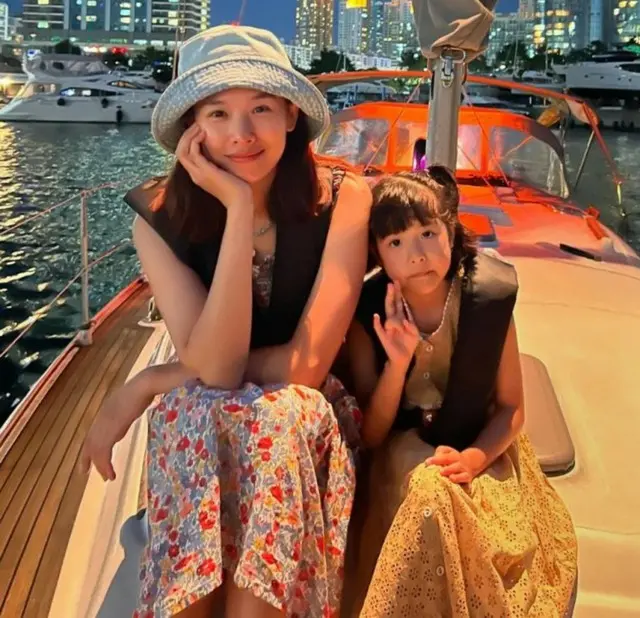 女優チョ・ユニ、娘のロアちゃんと二人だけの夏休み…「ママとそっくりだね」