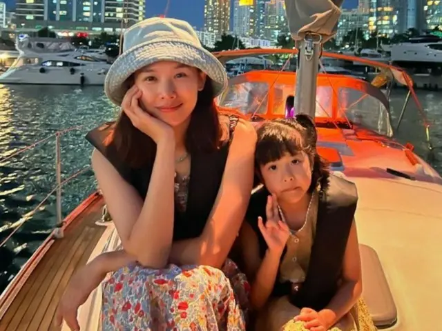 นักแสดงหญิงโชยุนฮีใช้เวลาช่วงวันหยุดฤดูร้อนกับโรอาลูกสาวของเธอ... "คุณดูเหมือนแม่เลย"