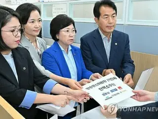 พรรคฝ่ายค้านเกาหลีใต้เริ่มดำเนินคดีฟ้องร้องประธานคณะกรรมการกิจการกระจายเสียงและการสื่อสาร = กบฏพรรครัฐบาล