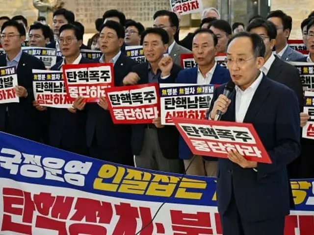 พลังประชาชน: ``พรรคประชาธิปัตย์ได้ริเริ่มคดีฟ้องร้อง 18 คดีนับตั้งแต่รัฐบาลยุน ซอก-ยอง เข้ารับตำแหน่ง...การติดการกล่าวโทษจนติดเป็นนิสัย'' = เกาหลีใต้